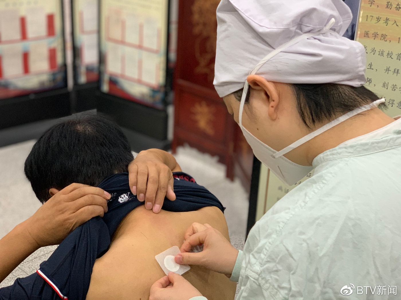 成立于2013年10月1日。該部門有低頻、中頻、特殊應(yīng)用、按摩、針灸、小針刀、穴位注射、關(guān)節(jié)腔注射等儀器設(shè)備；兩個(gè)中級(jí)職稱，兩個(gè)助理，兩個(gè)康復(fù)技術(shù)人員；頸椎、腰椎、各種慢性疾病、風(fēng)濕性關(guān)節(jié)炎、面癱、偏癱、腦梗死、腦出血、中風(fēng)等。